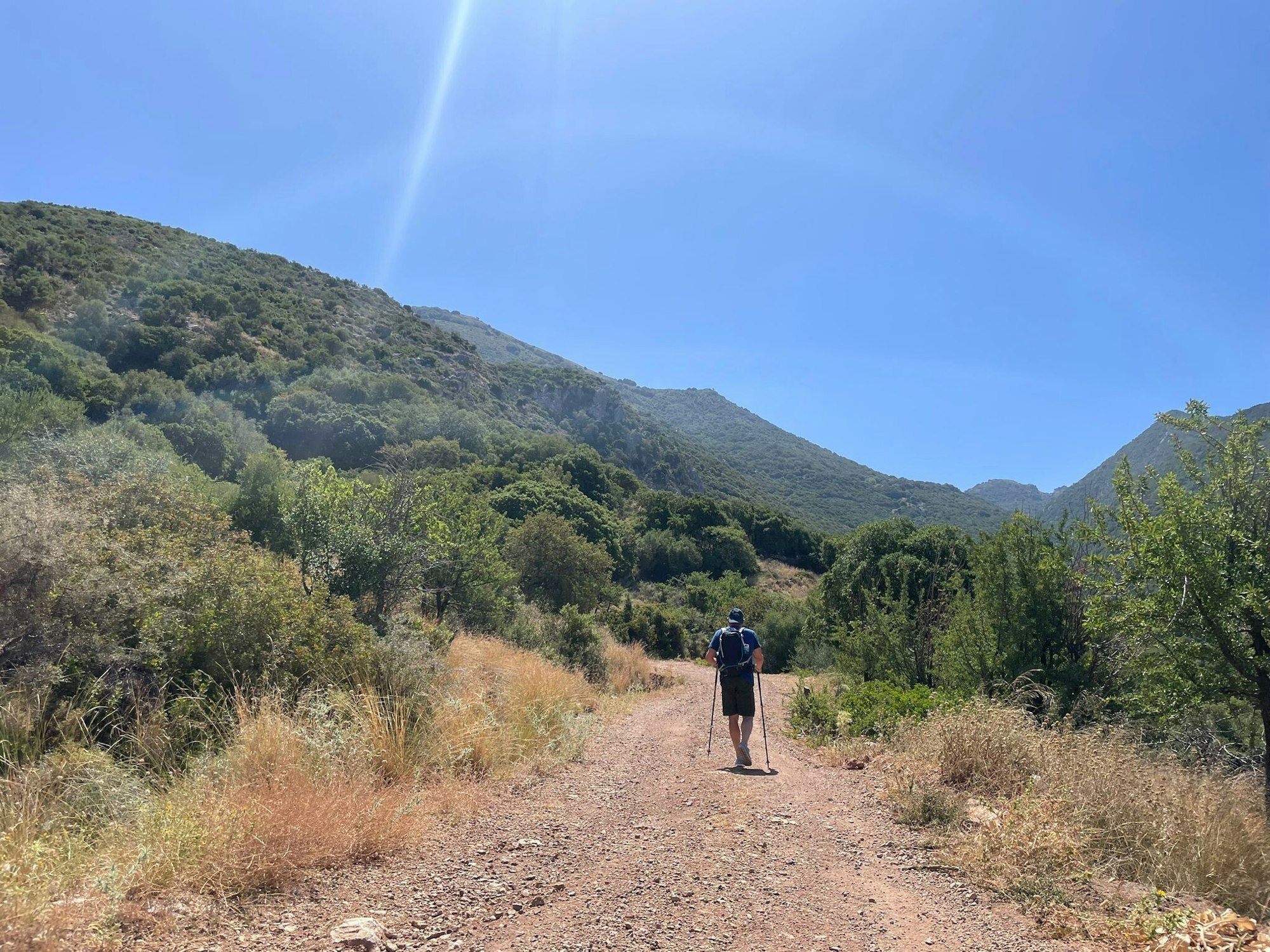 Ein Tourist geht bei wolkenlosem Himmel auf der griechischen Halbinsel Peloponnes wandern. Auf Kreta herrschen Ausnahmebedingungen.