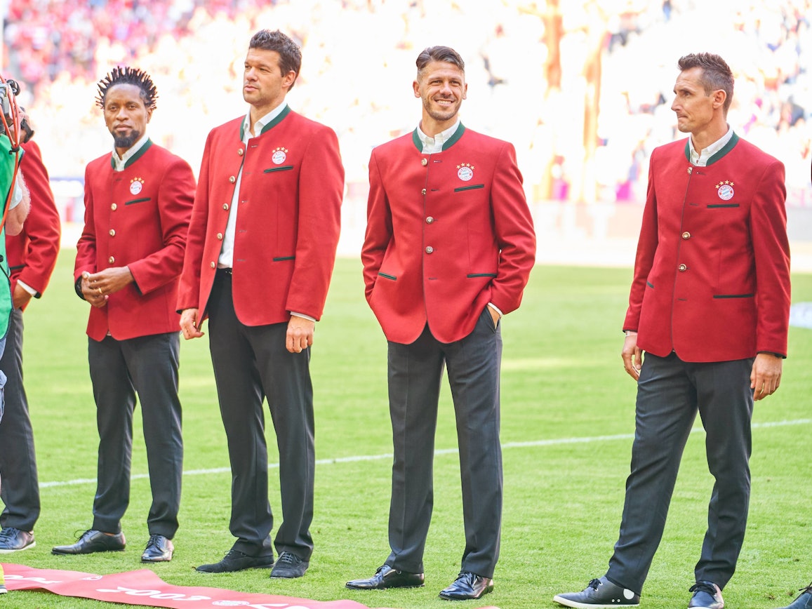Martín Demichelis (2.v.r.) steht auf dem Spielfeld.