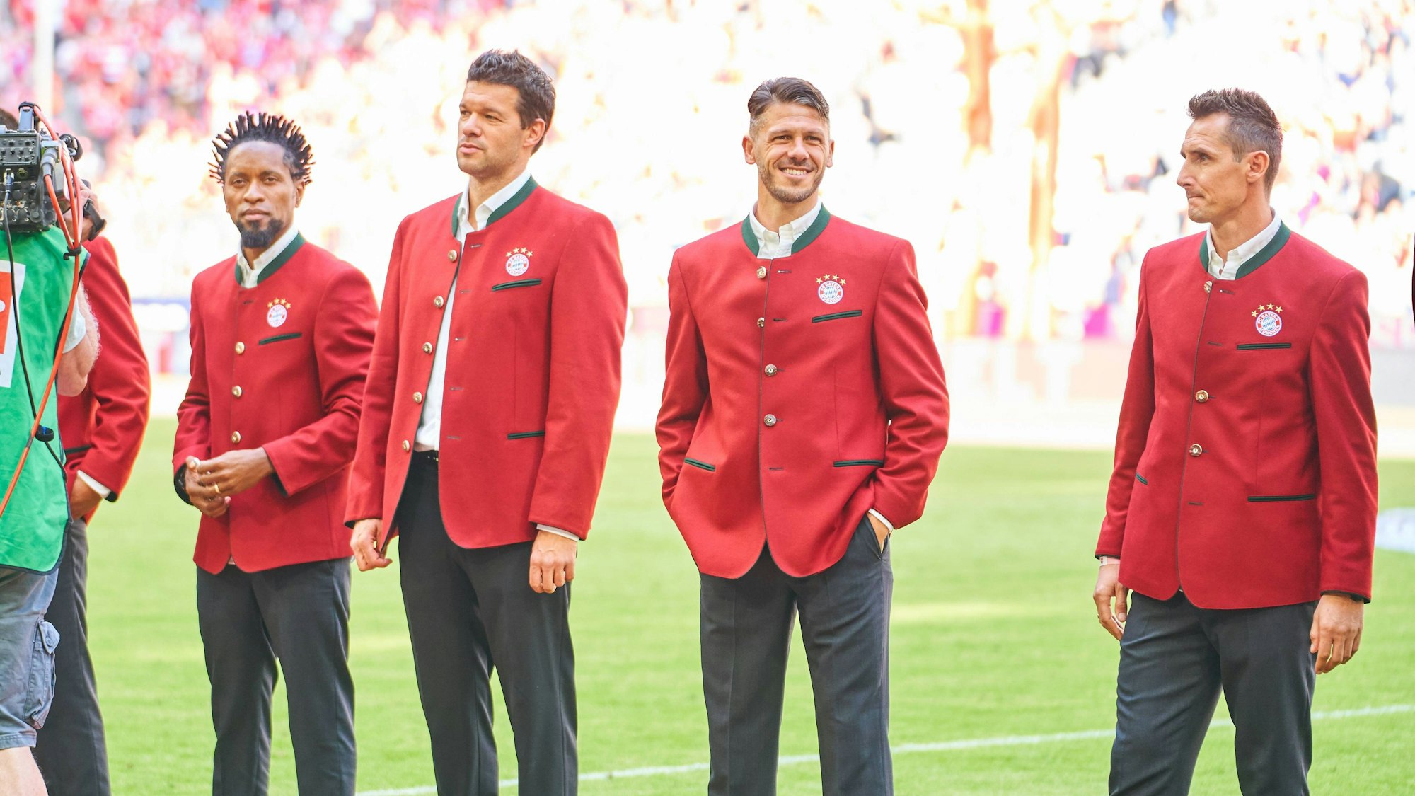 Martín Demichelis (2.v.r.) steht auf dem Spielfeld.