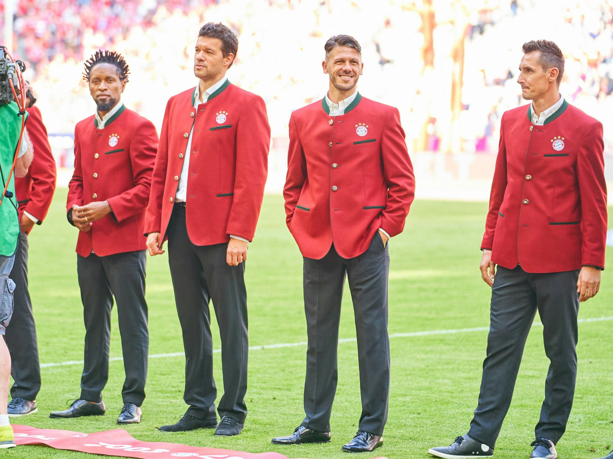 Martín Demichelis (2.v.r.) steht neben Michael Ballack, Ze Roberto (l.) und Miroslav Klose (r.) auf dem Platz.
