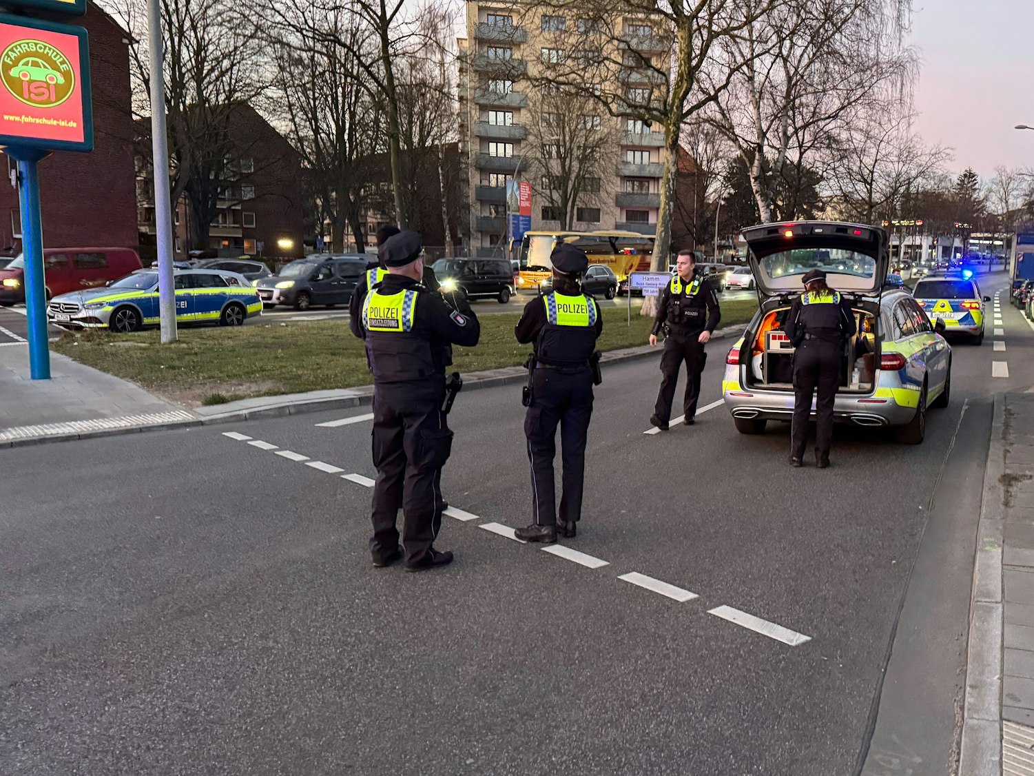 Polizistinnen und Polizisten in Hamburg an einem Tatort im Einsatz.
