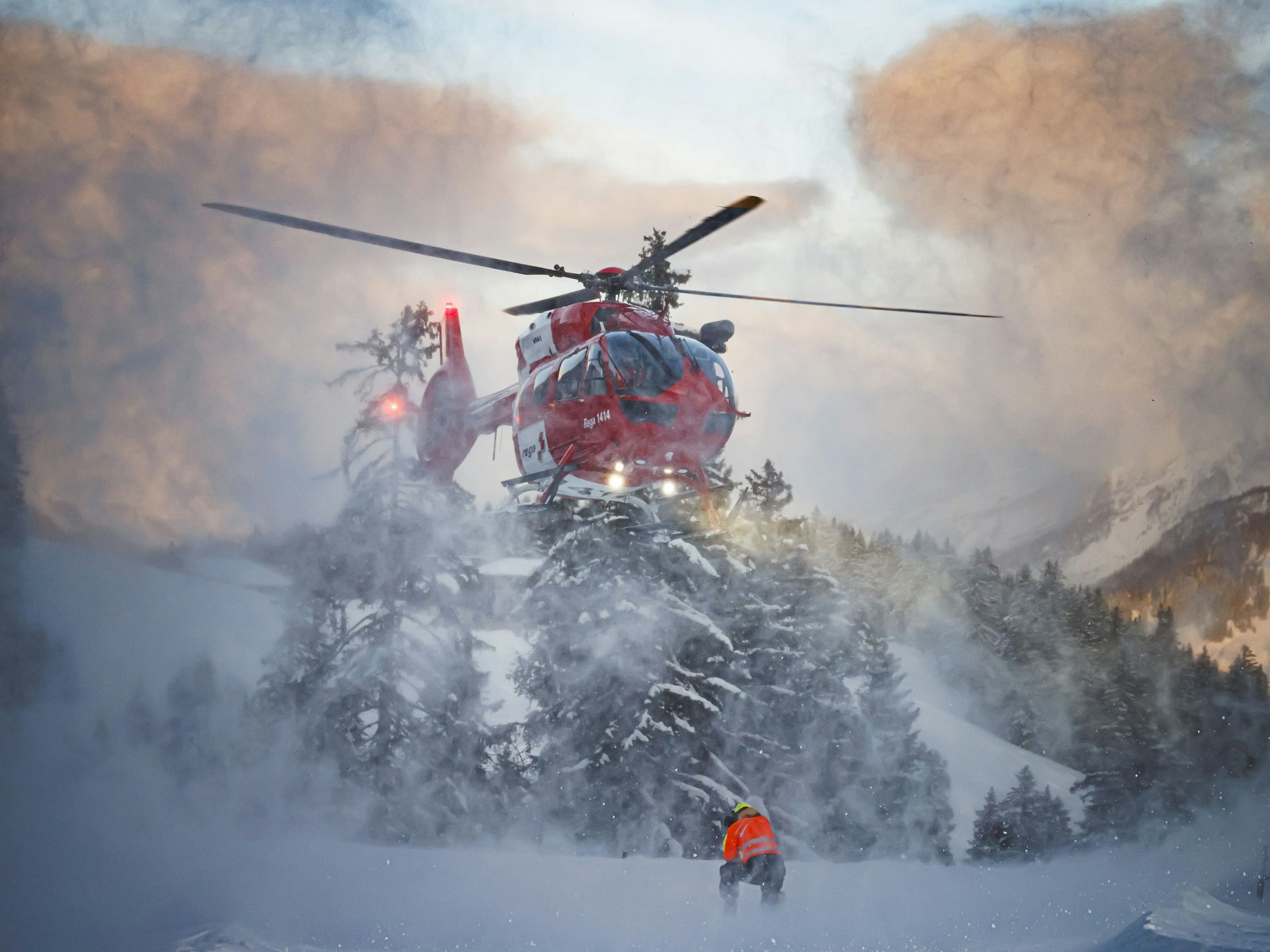 Ein Rettungshelikopter ist in einem Lawinengebiet unterwegs.