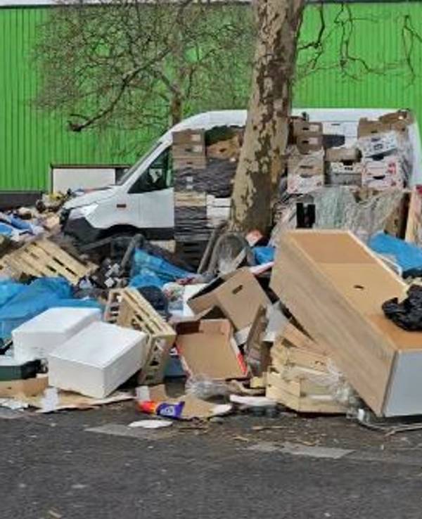 Müll liegt vor dem Großmarkt in Köln