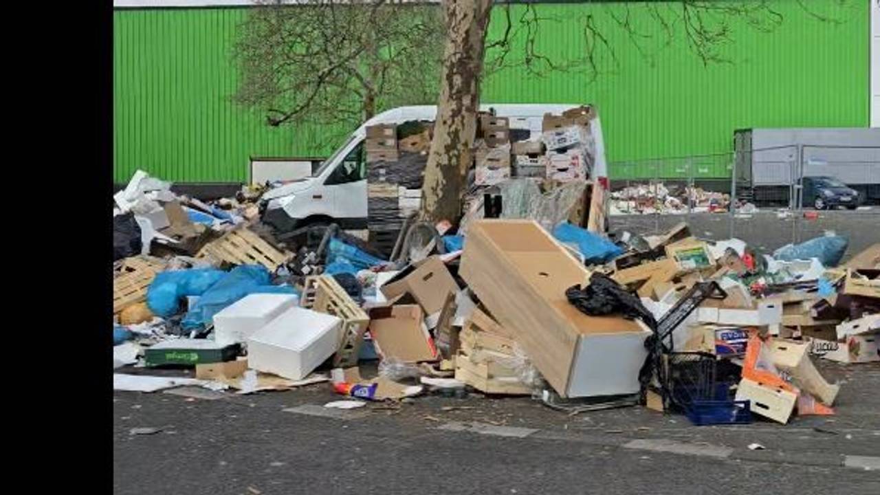 Müll liegt vor dem Großmarkt in Köln