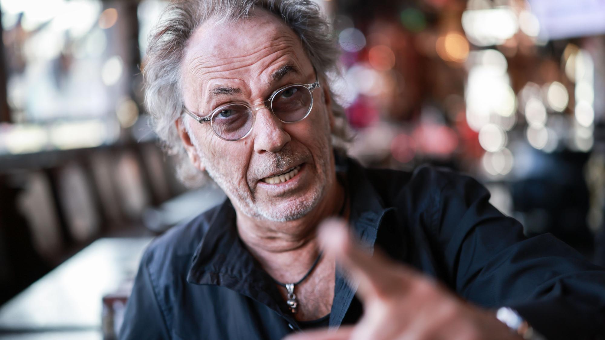 Hugo Egon Balder in seiner Rockkneipe Zwick an der Reeperbahn auf St. Pauli: Der Moderator findet deutliche Worte für Köln.