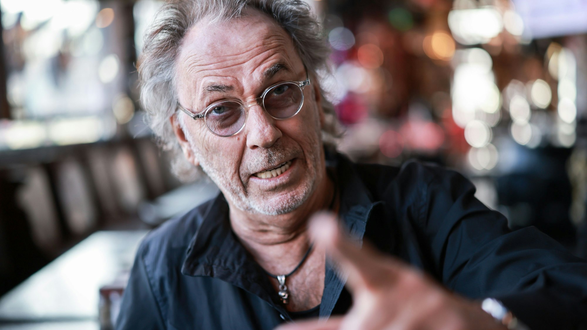 Hugo Egon Balder in seiner Rockkneipe Zwick an der Reeperbahn auf St. Pauli: Der Moderator findet deutliche Worte für Köln.