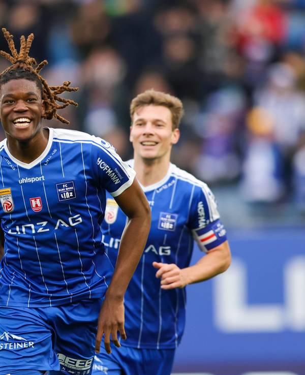 Elias Bakatukanda im Trikot von Blau-Weiß Linz.