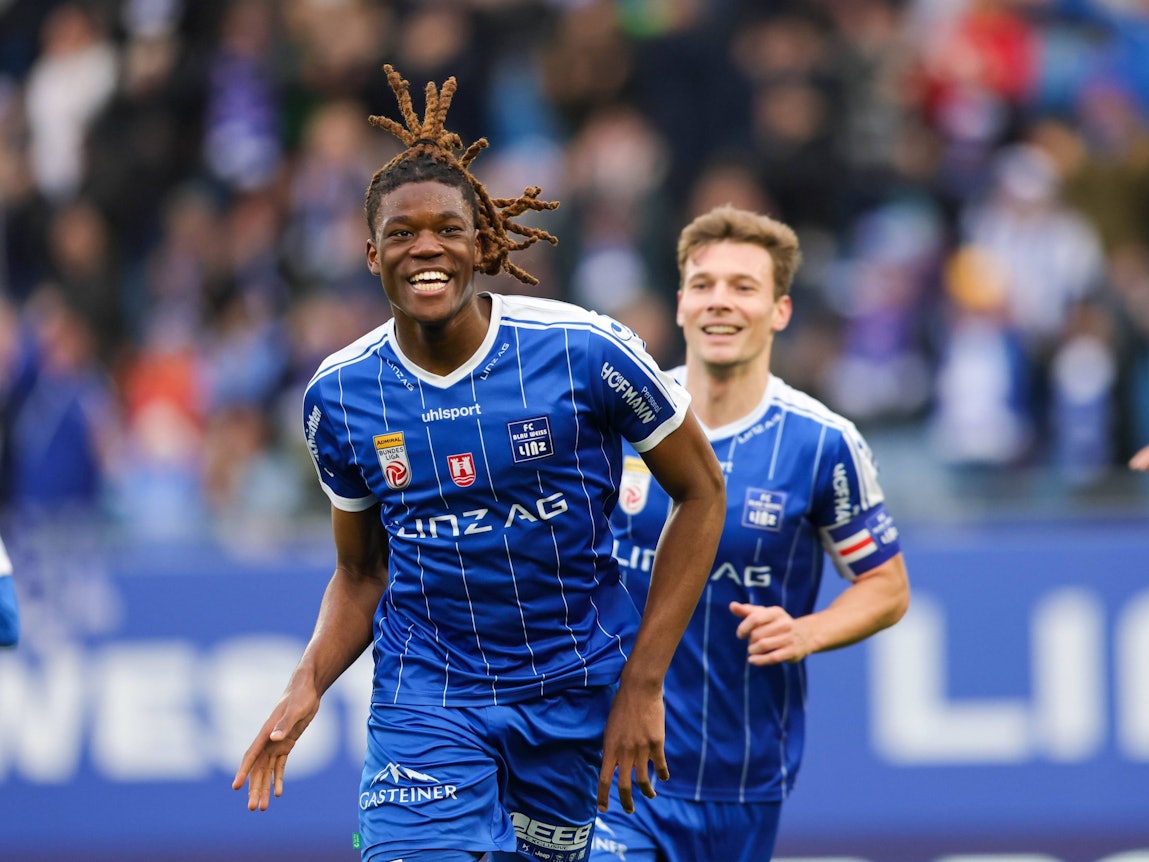Elias Bakatukanda im Trikot von Blau-Weiß Linz.