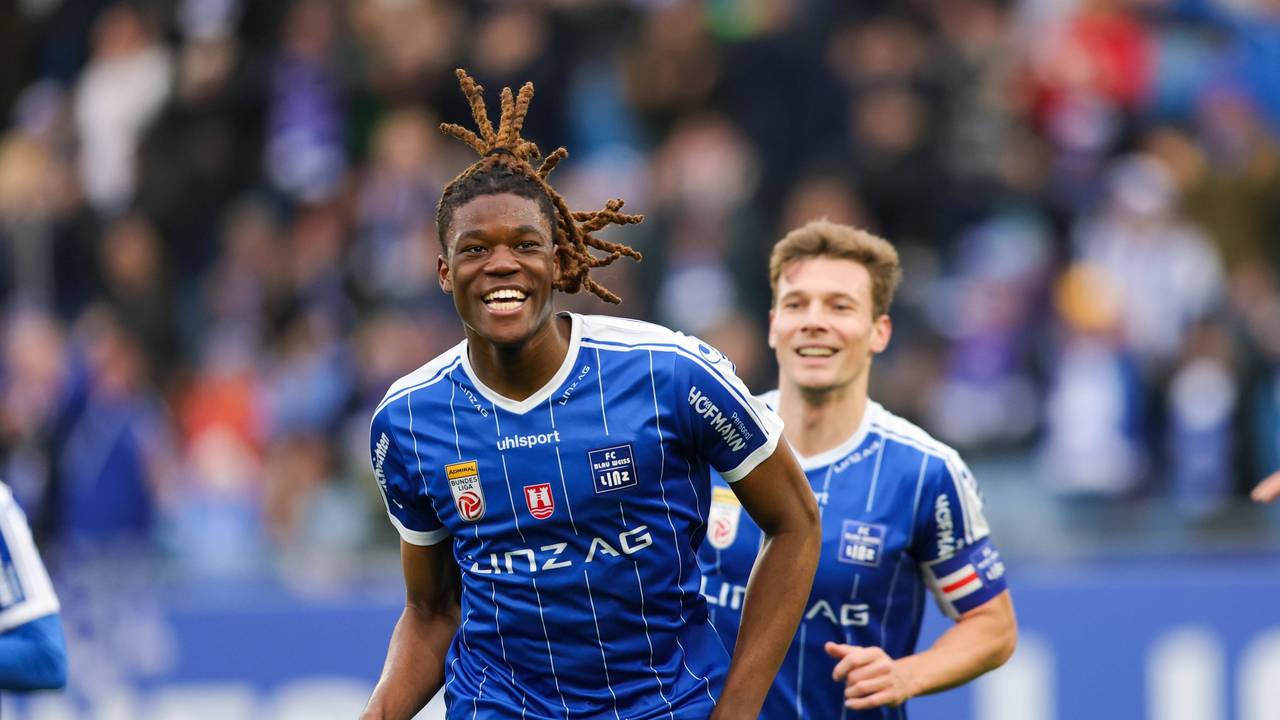 Elias Bakatukanda im Trikot von Blau-Weiß Linz.