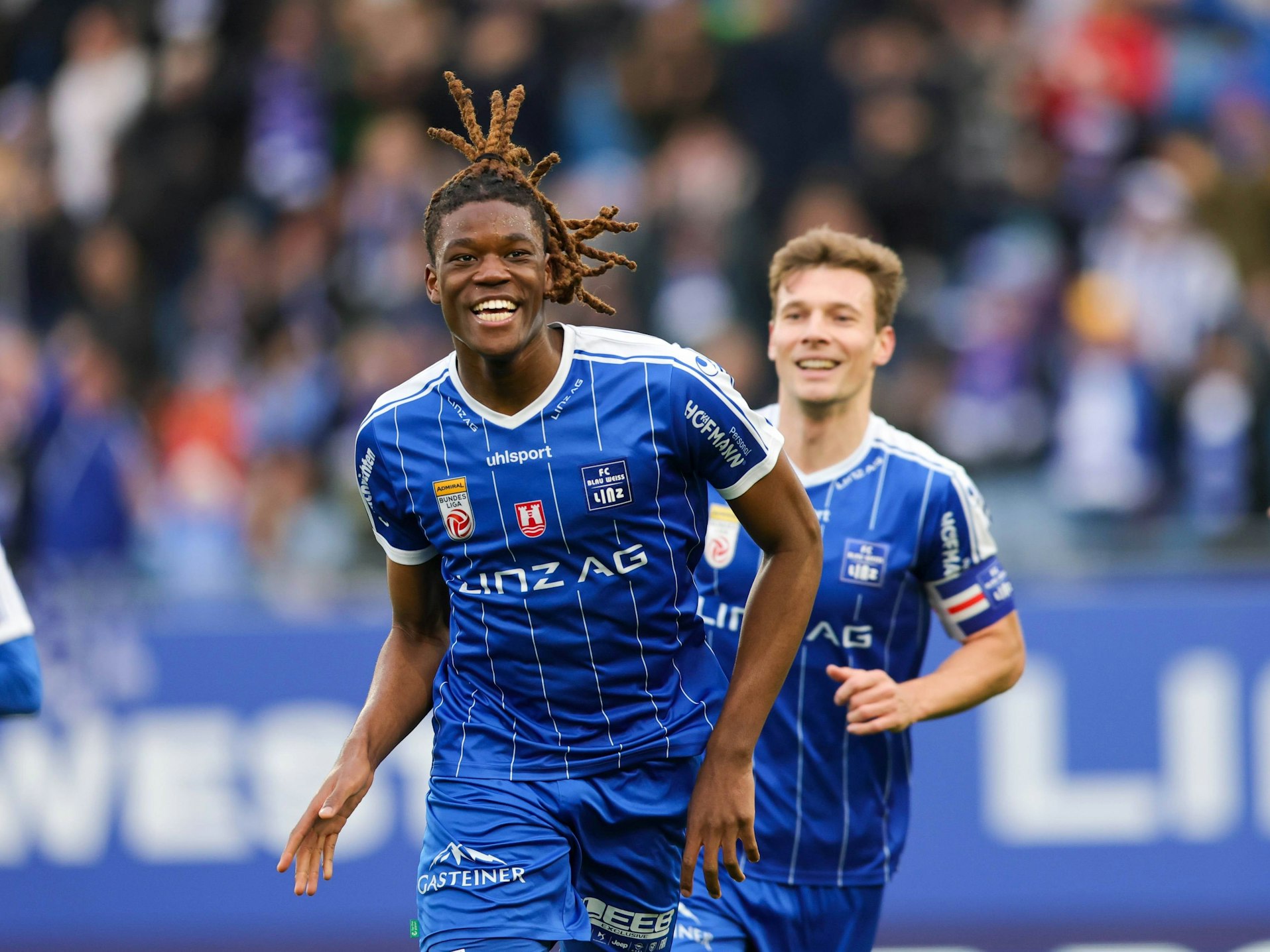 Elias Bakatukanda jubelt über sein erstes Tor für Blau-Weiß Linz.