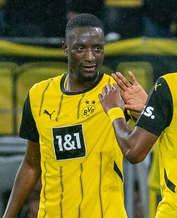 Serhou Guirassy klatscht nach seinem Tor mit Carney Chukwuemeka ab.