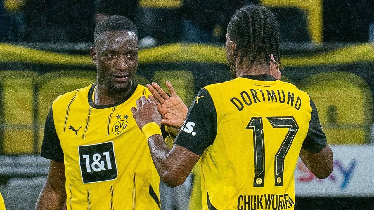 Serhou Guirassy klatscht nach seinem Tor mit Carney Chukwuemeka ab.