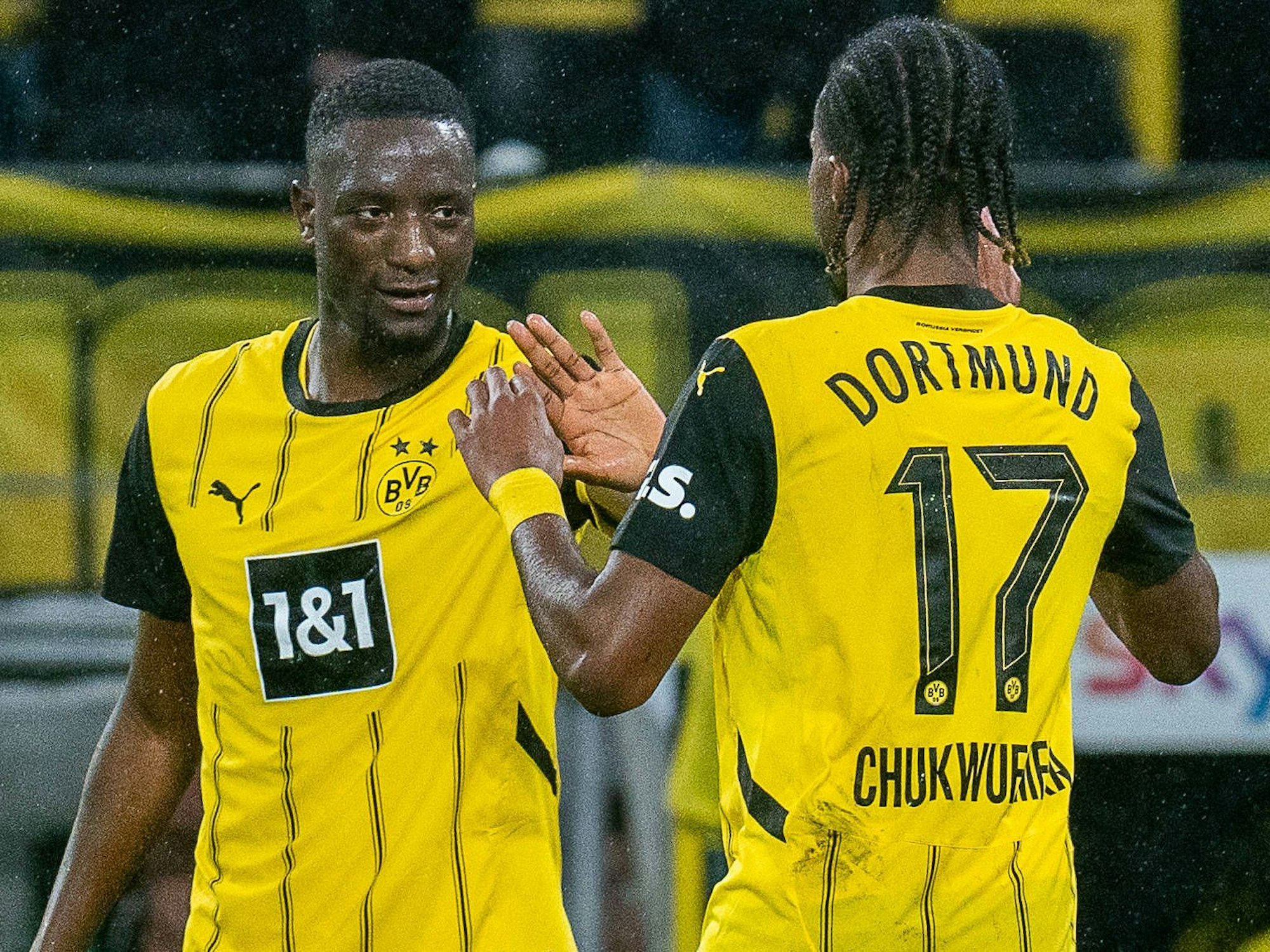 Serhou Guirassy klatscht nach seinem Tor mit Carney Chukwuemeka ab.