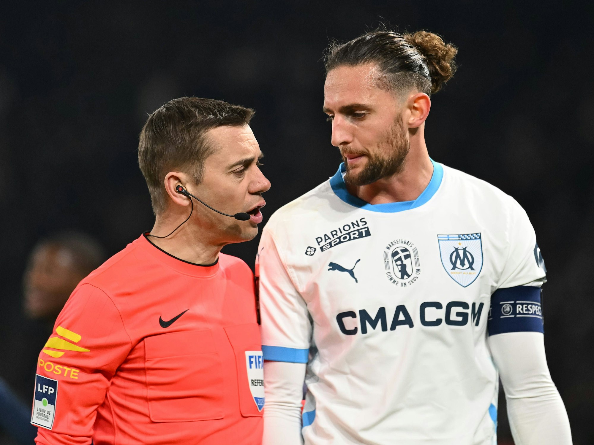 Adrien Rabiot spricht mit dem Schiedsrichter.