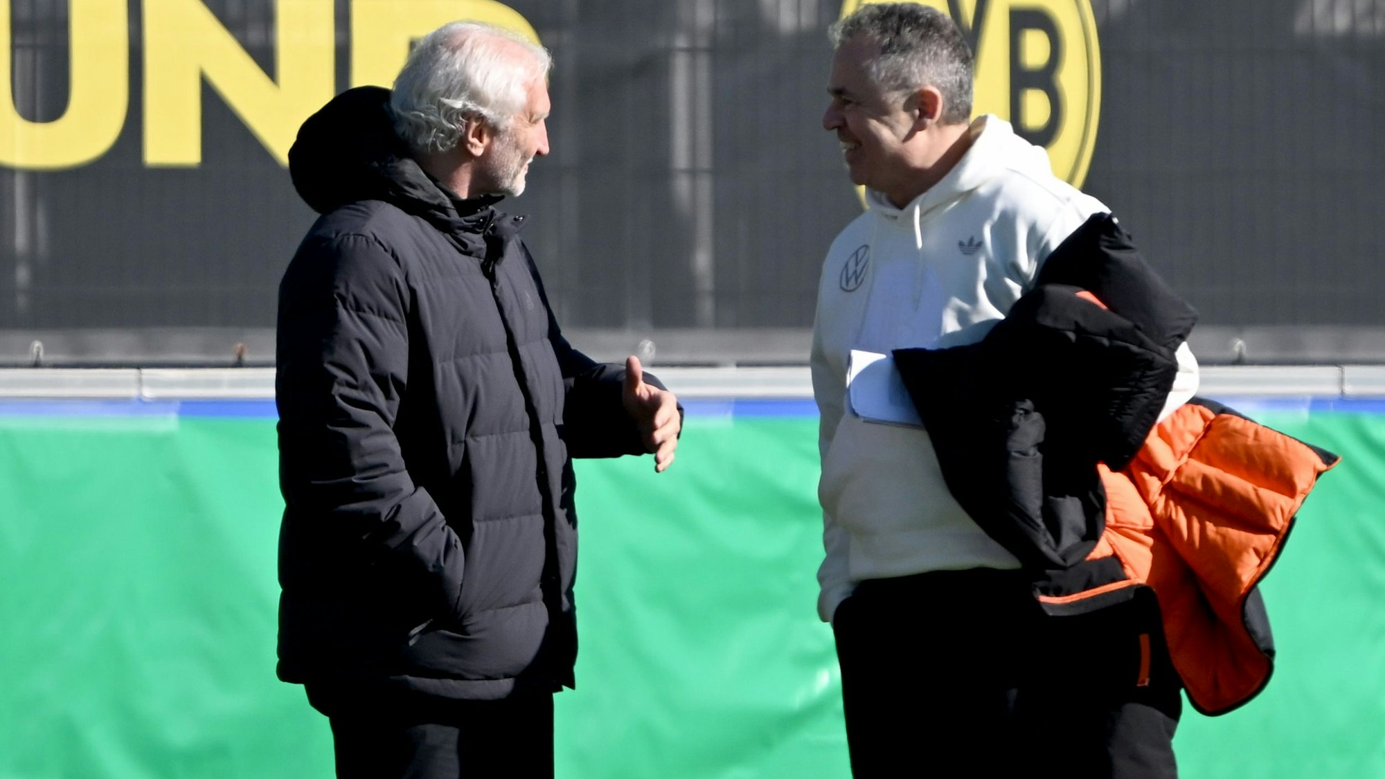 Rudi Völler, DFB-Sportdirektor (l) und DFB-Geschäftsführer Andreas Rettig sprechen vor dem Training miteinander.