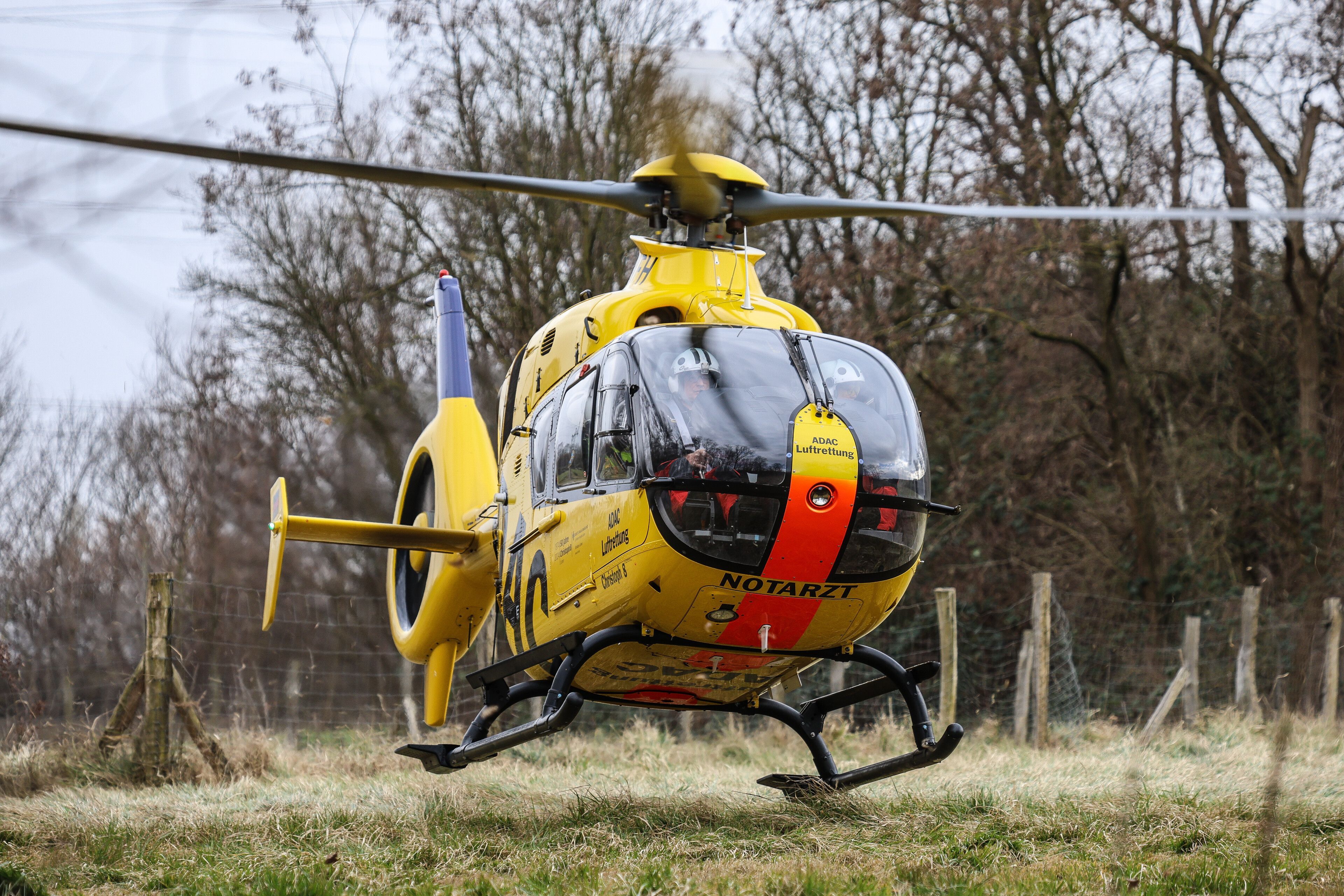 Ein Rettungshubschrauber landet in der Nähe eines Tatortes.