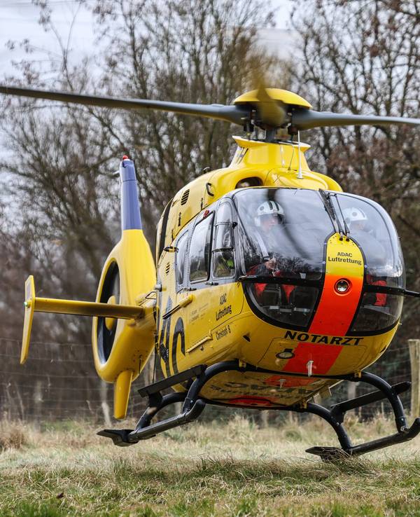 Ein Rettungshubschrauber landet in der Nähe eines Tatortes.