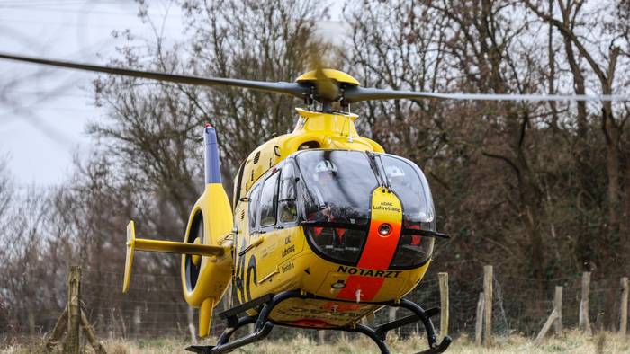 Ein Rettungshubschrauber landet in der Nähe eines Tatortes.