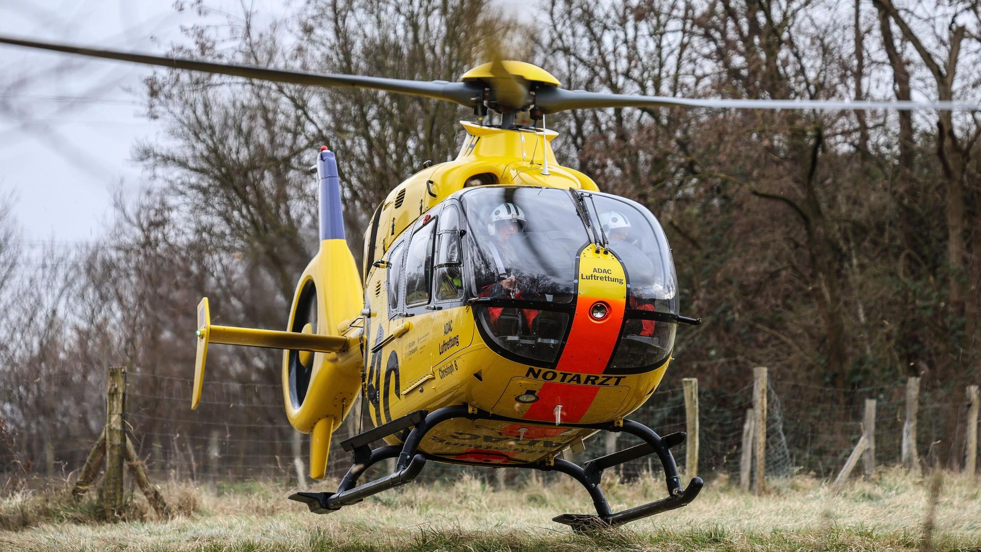 Ein Rettungshubschrauber landet in der Nähe eines Tatortes.