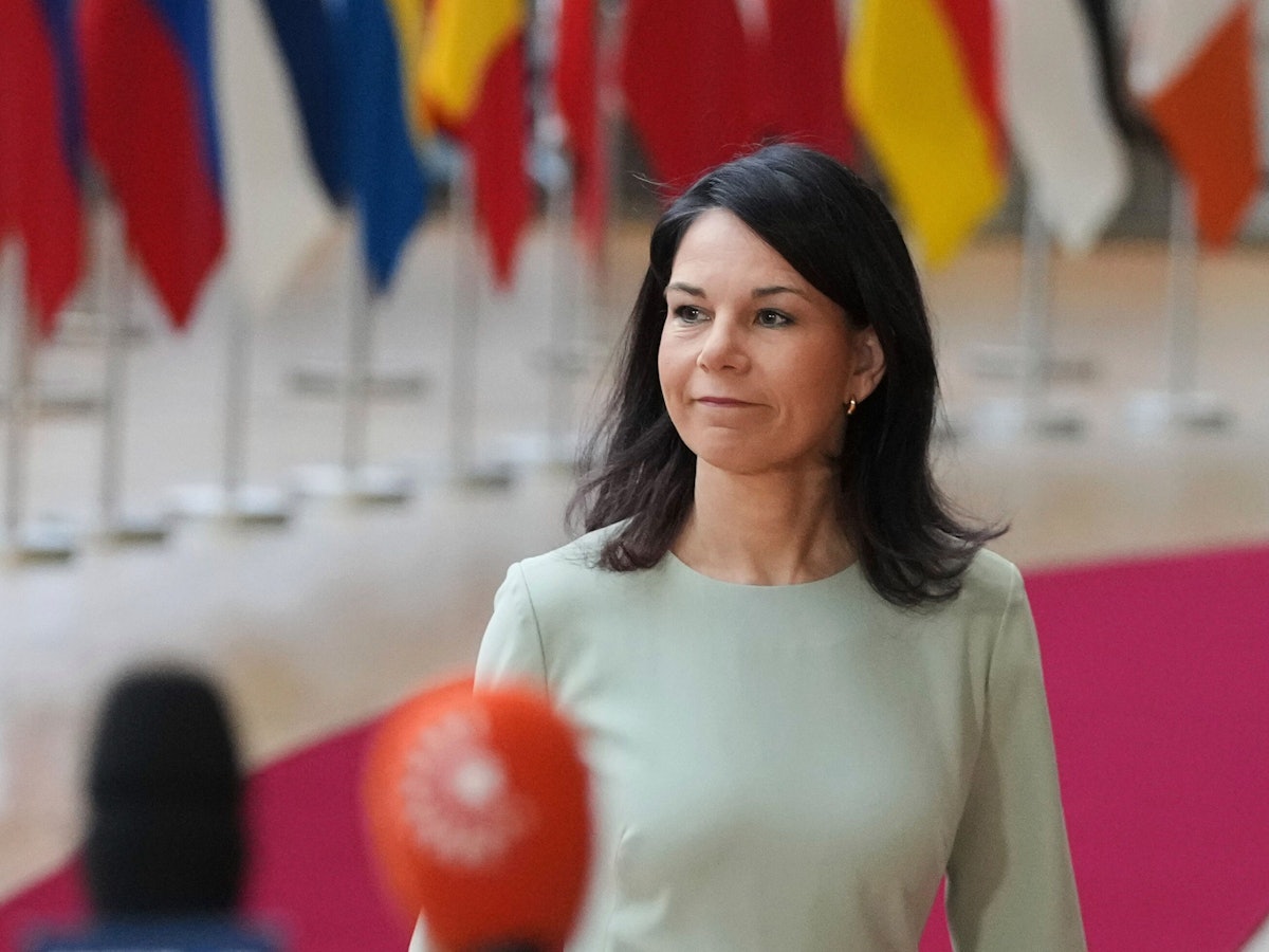 Die deutsche Außenministerin Annalena Baerbock (Bündnis 90/Grüne) trifft zu einem Treffen der EU-Außenminister im Gebäude des Europäischen Rates ein.