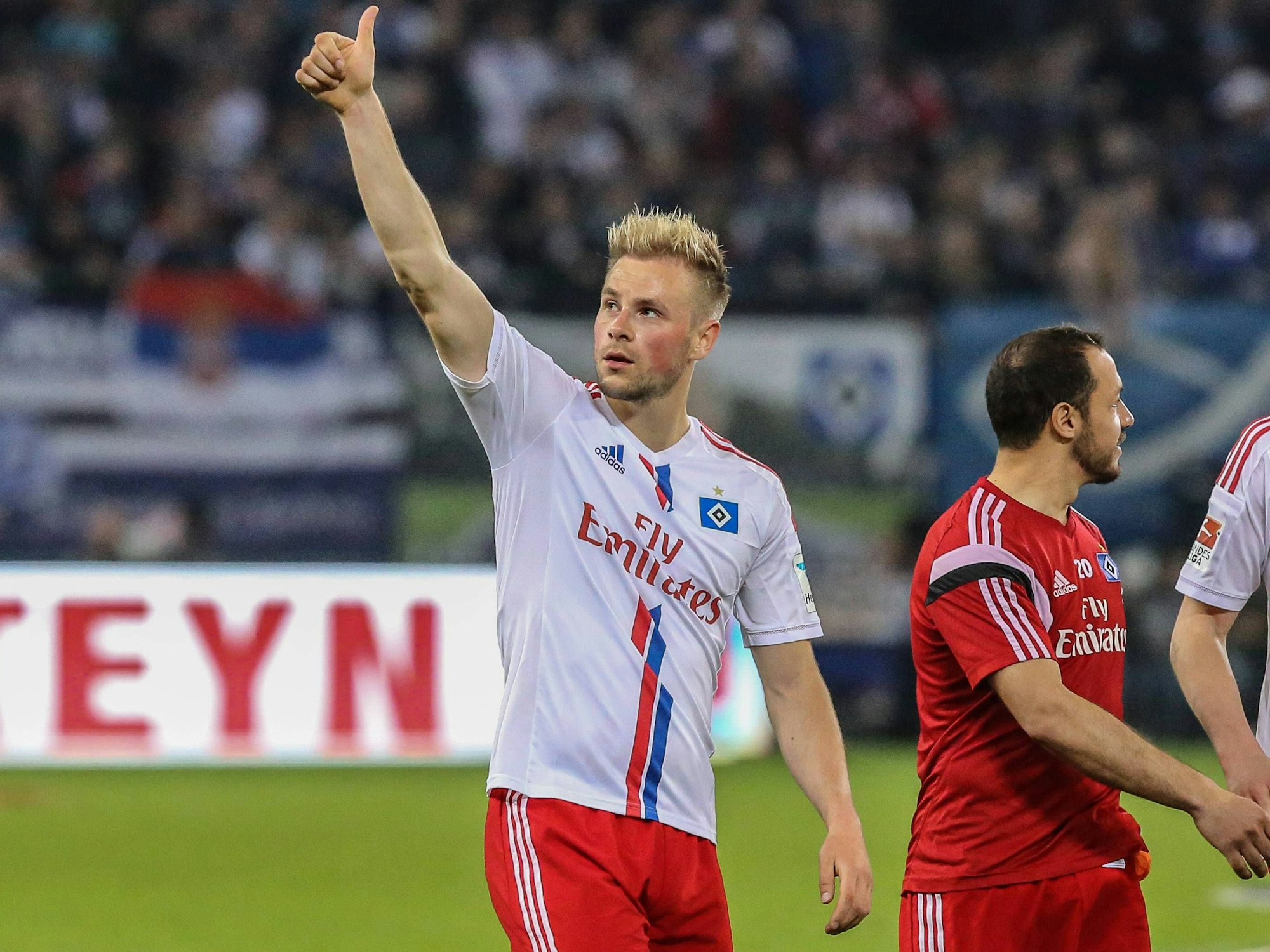 Maximilian Beister zeigt nach Abpfiff einen Daumen nach oben.