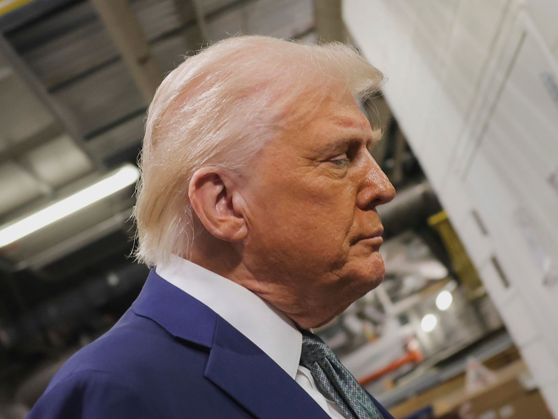 Präsident Donald Trump spricht mit Reportern, während er das John F. Kennedy Center for the Performing Arts besucht.