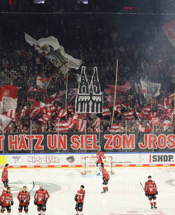 „Met Hätz un Siel zum jrosse Ziel!“ steht auf der Choreografie der Kölner Haie.