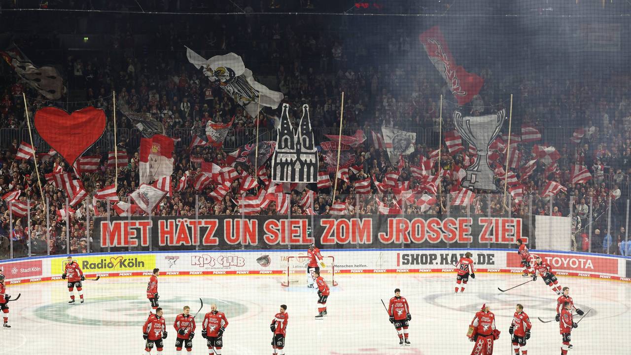 „Met Hätz un Siel zum jrosse Ziel!“ steht auf der Choreografie der Kölner Haie.