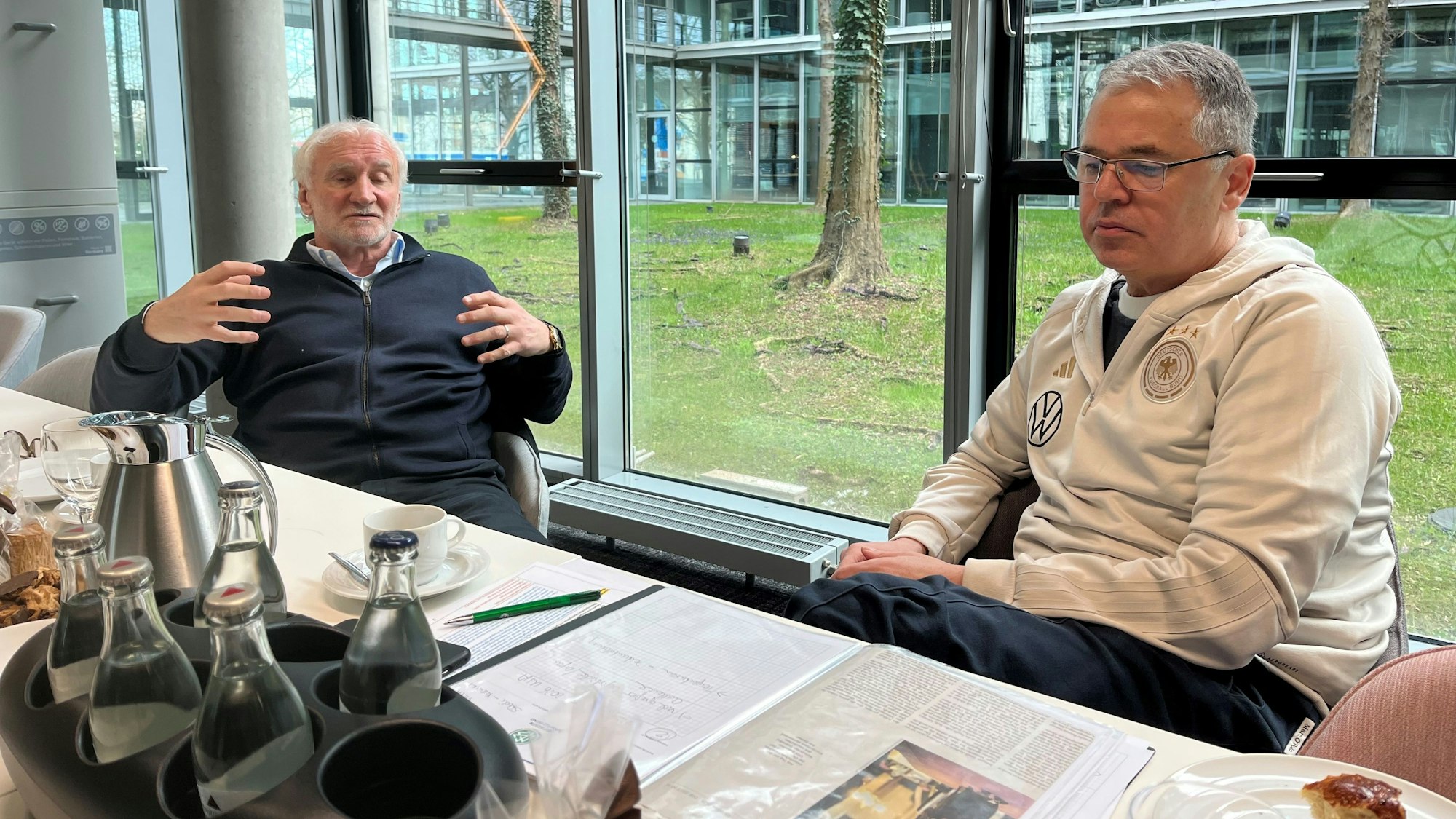 Rudi Völler und Andreas Rettig beim Gespräch in der Redaktion.