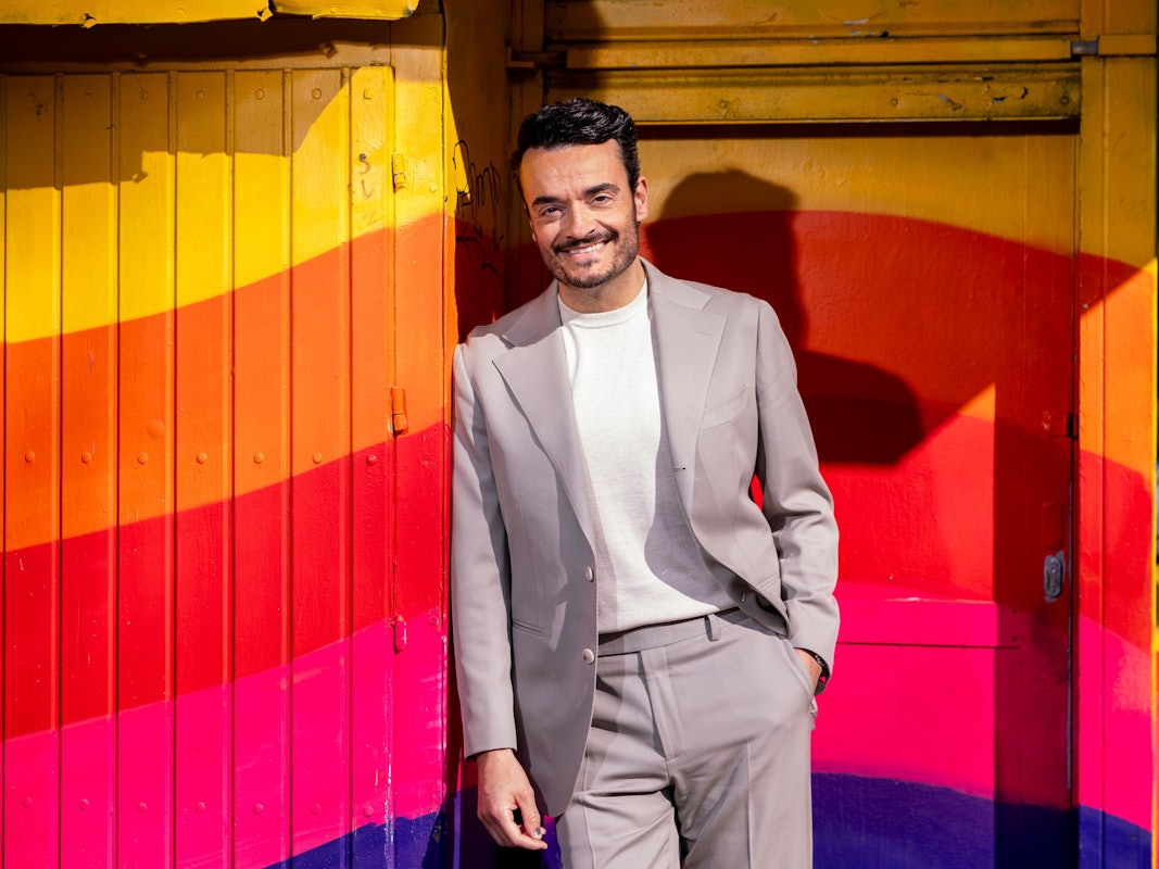 Giovanni Zarrella lehnt sich an ein Kölner Büdchen.