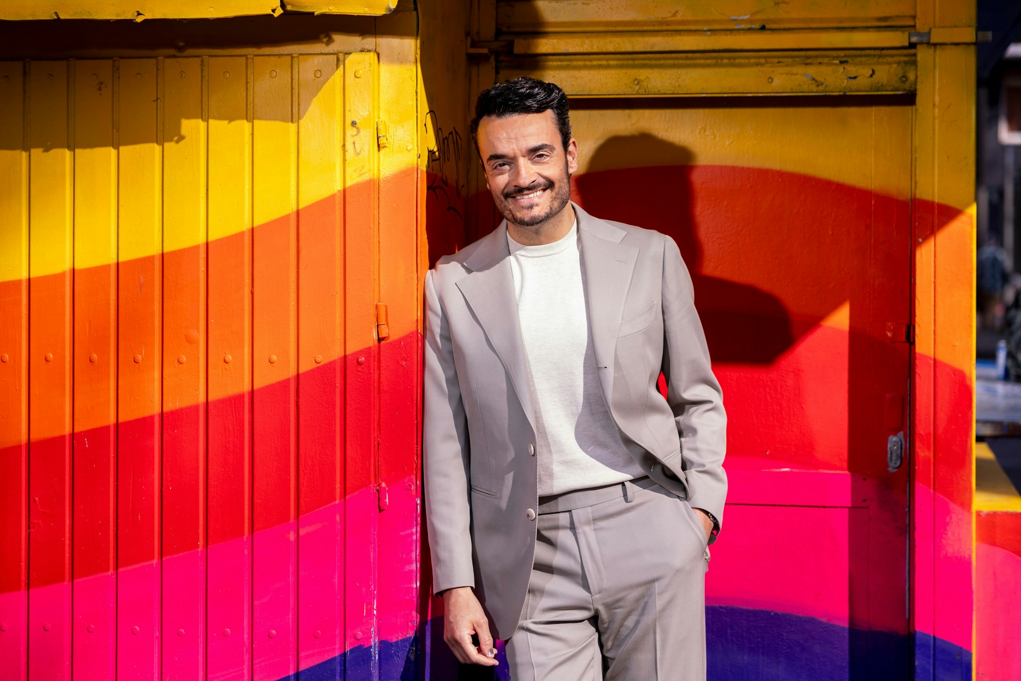 Giovanni Zarrella lehnt sich an ein Kölner Büdchen.