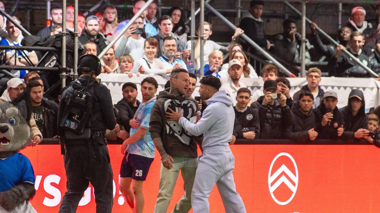 Kontra K (l.) und Nader Jindaoui geraten aneinander.