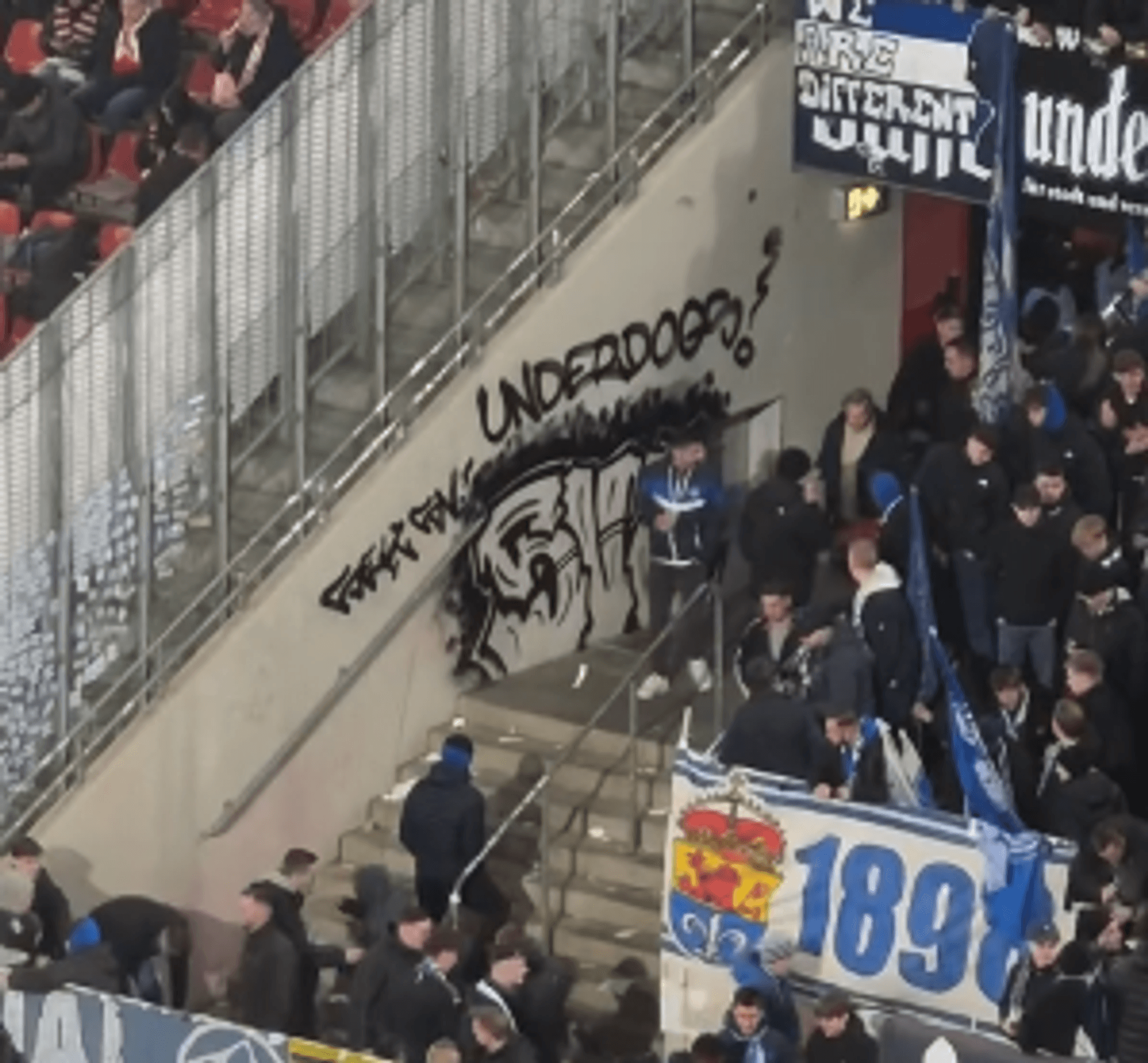Das große Graffiti der Darmstadt Fans im Gästeblock.
