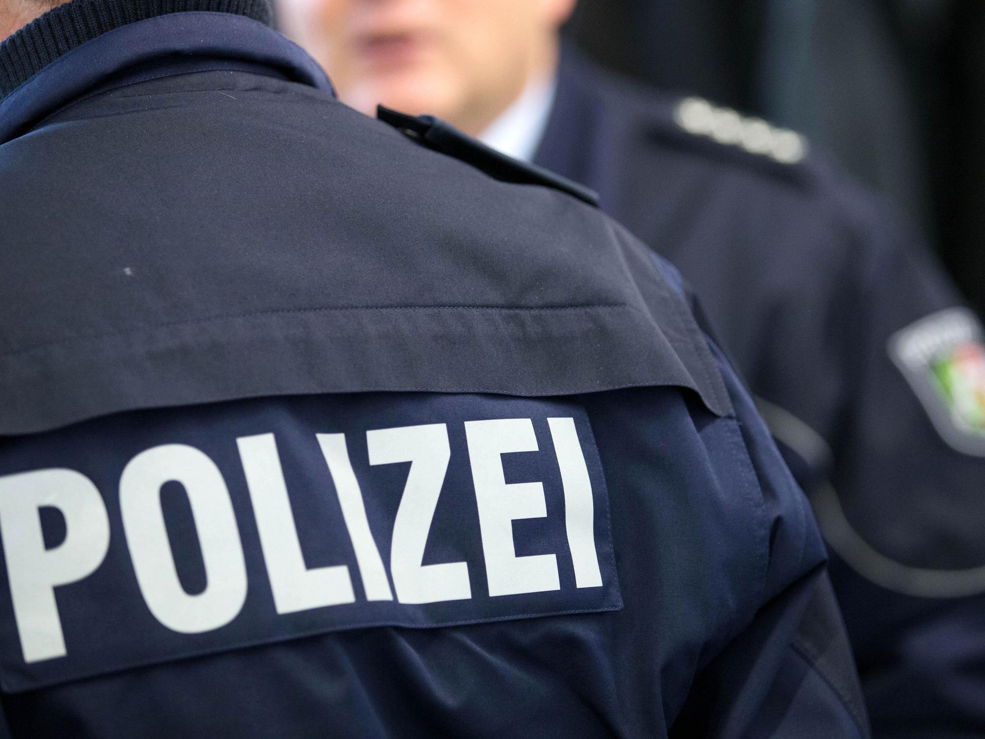 Am Vormittag wurde die Polizei laut Medienbericht wegen einer unklaren Gefahrenlage zu einer Gesamtschule im westfälischen Oelde gerufen (Symbolbild).
