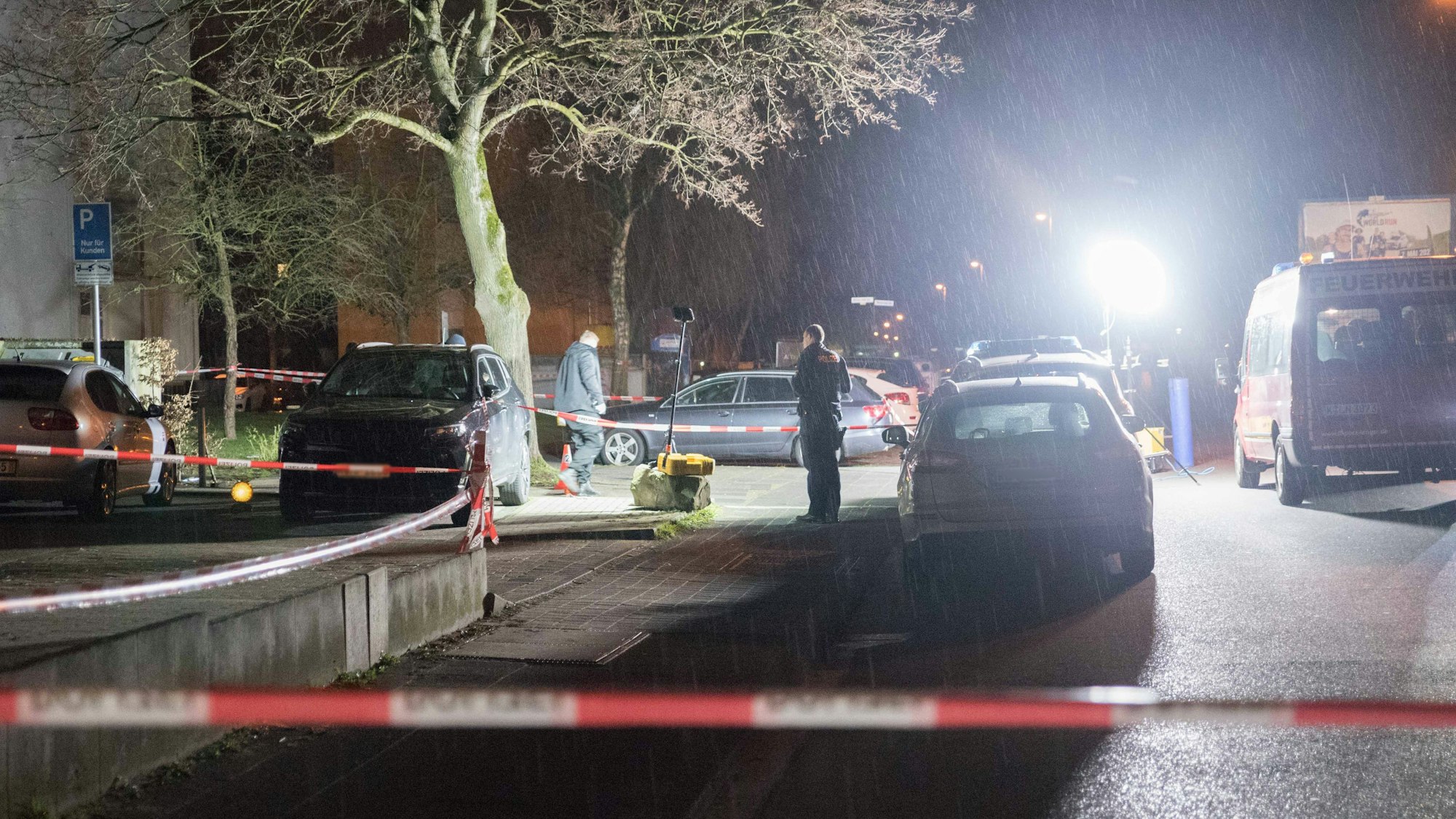 Die Polizei hat eine Straße abgesperrt.