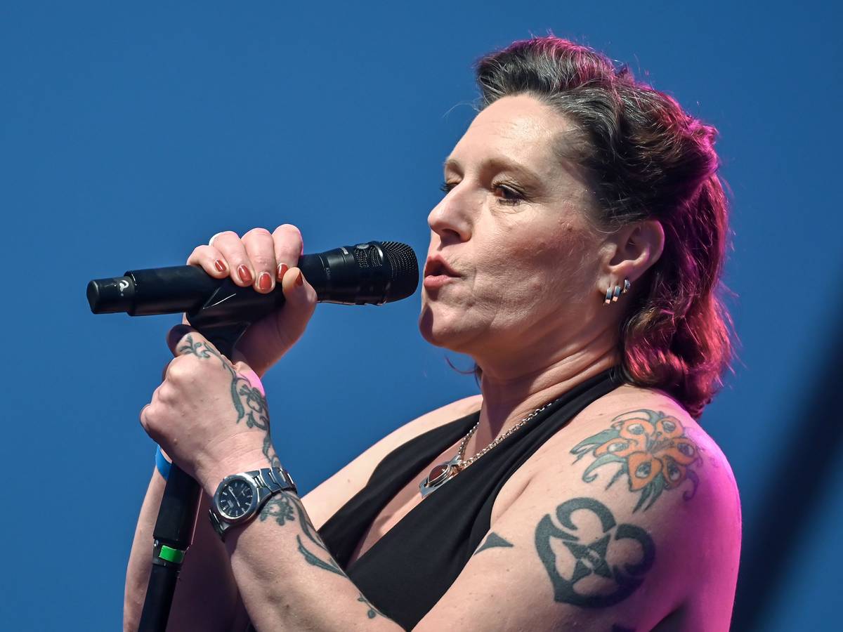 Sängerin Anna R. (Andrea Neuenhofen) bei einem Konzert im brandenburgischen Neuhardenberg (2022): Die Ermittlungen zum frühen Tod der Sängerin laufen auch Hochtouren.