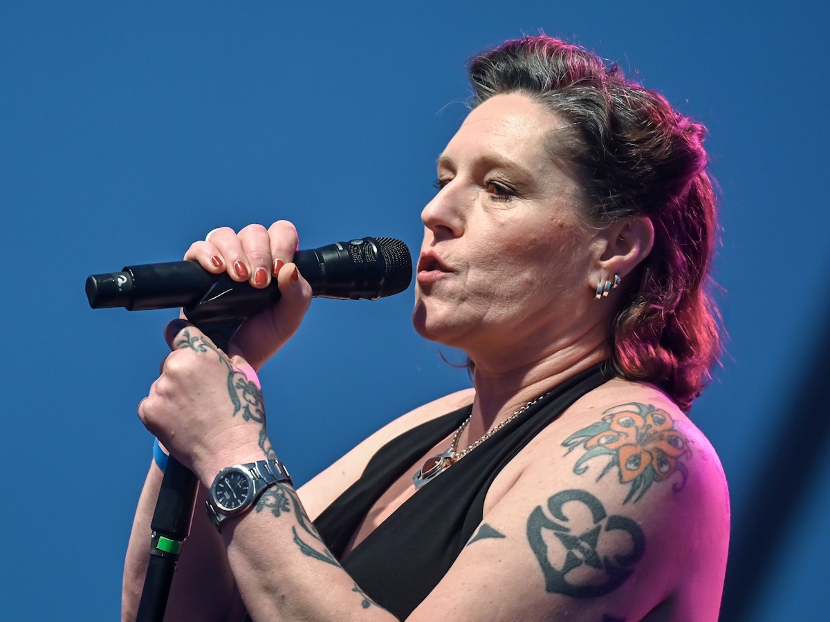 Sängerin Anna R. (Andrea Neuenhofen) bei einem Konzert im brandenburgischen Neuhardenberg (2022): Die Ermittlungen zum frühen Tod der Sängerin laufen auch Hochtouren.