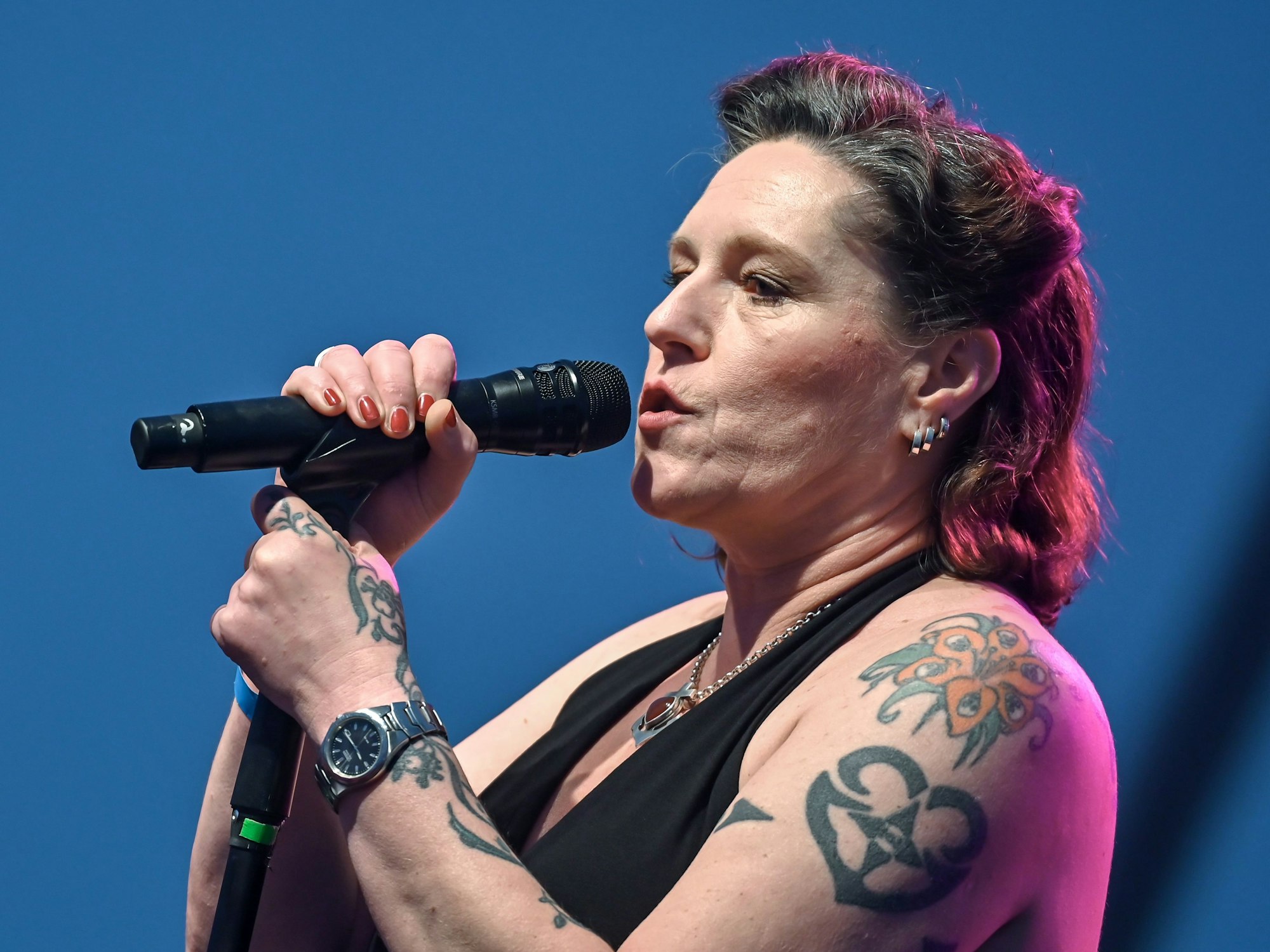 Sängerin Anna R. (Andrea Neuenhofen) bei einem Konzert im brandenburgischen Neuhardenberg (2022): Die Ermittlungen zum frühen Tod der Sängerin laufen auch Hochtouren.