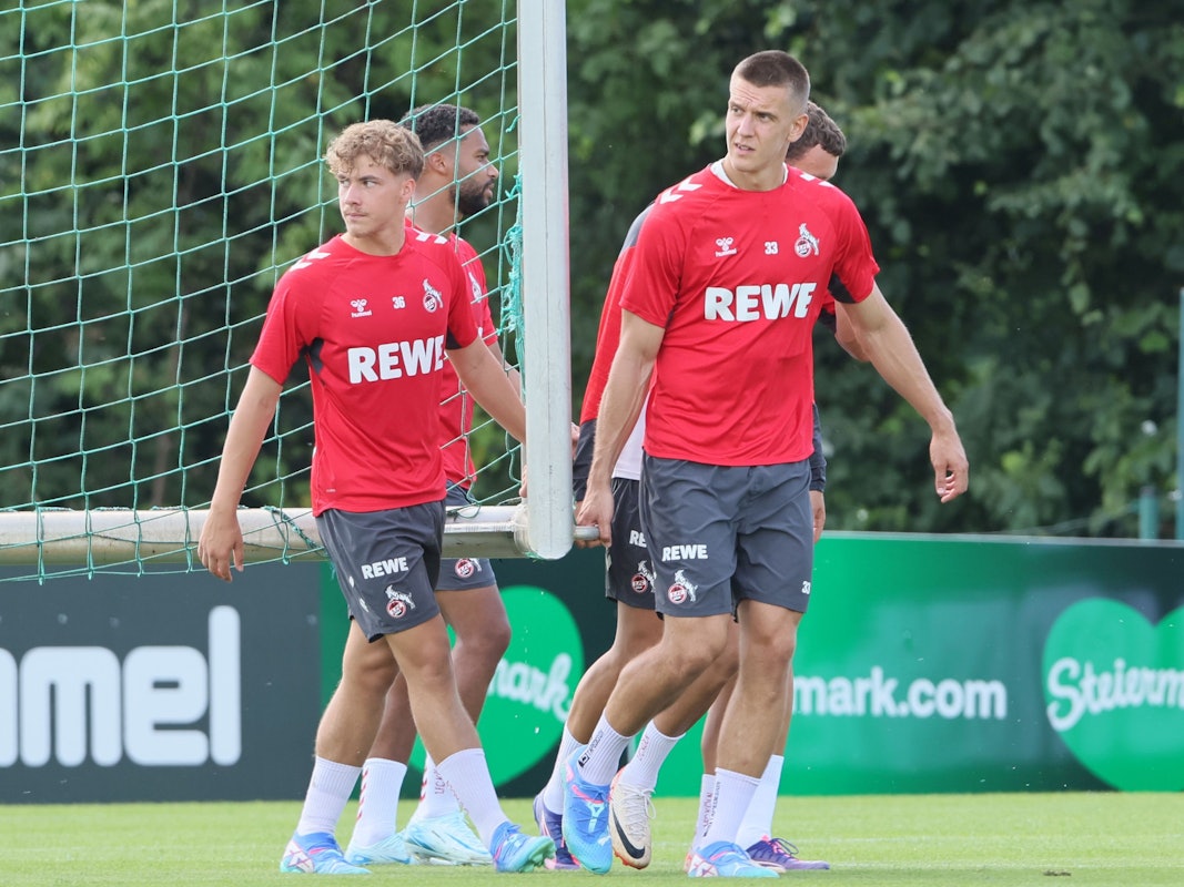 Meiko Wäschenbach und Florian Dietz tragen gemeinsa ein Tor.
