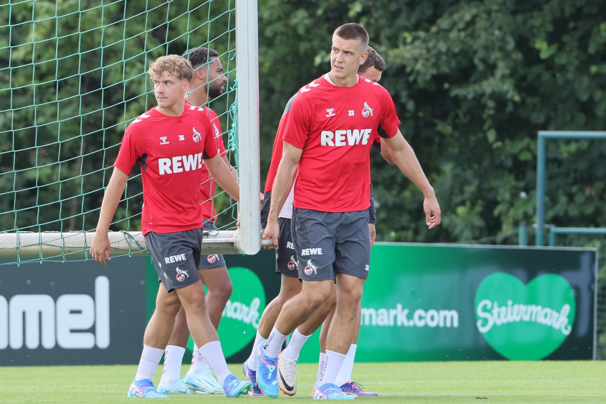 Meiko Wäschenbach und Florian Dietz tragen gemeinsa ein Tor.