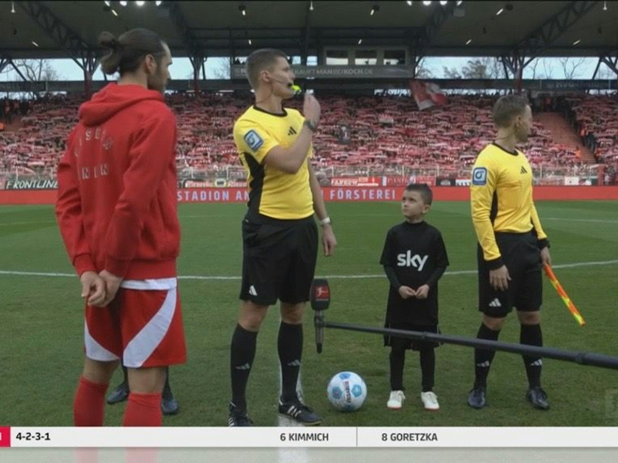 Joshua Kimmich fehlt zunächst bei der Platzwahl.