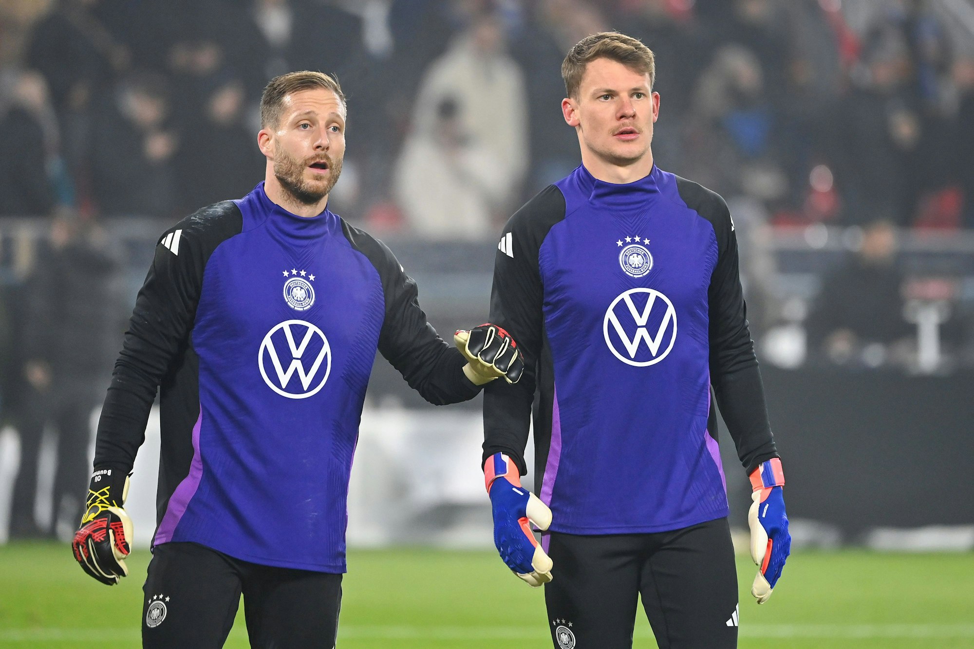 Die beiden DFB-Torhüter Oliver Baumann und Alexander Nübel am 16. Oktober 2024 vor dem Spiel gegen Bosnien Herzegowina.