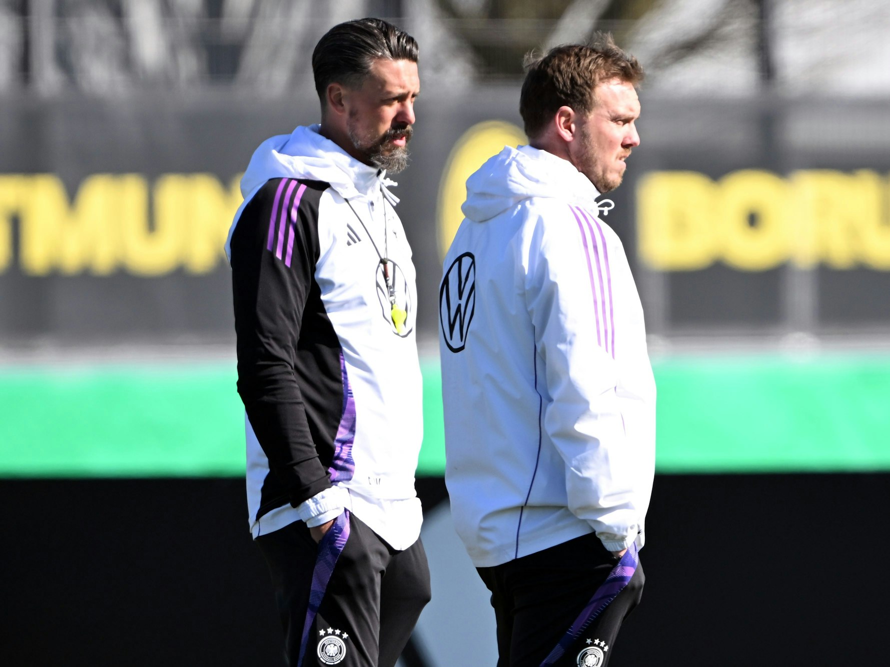 Sandro Wagner, Assistenztrainer Deutschland (l) und Bundestrainer Julian Nagelsmann (r) sprechen miteinander.