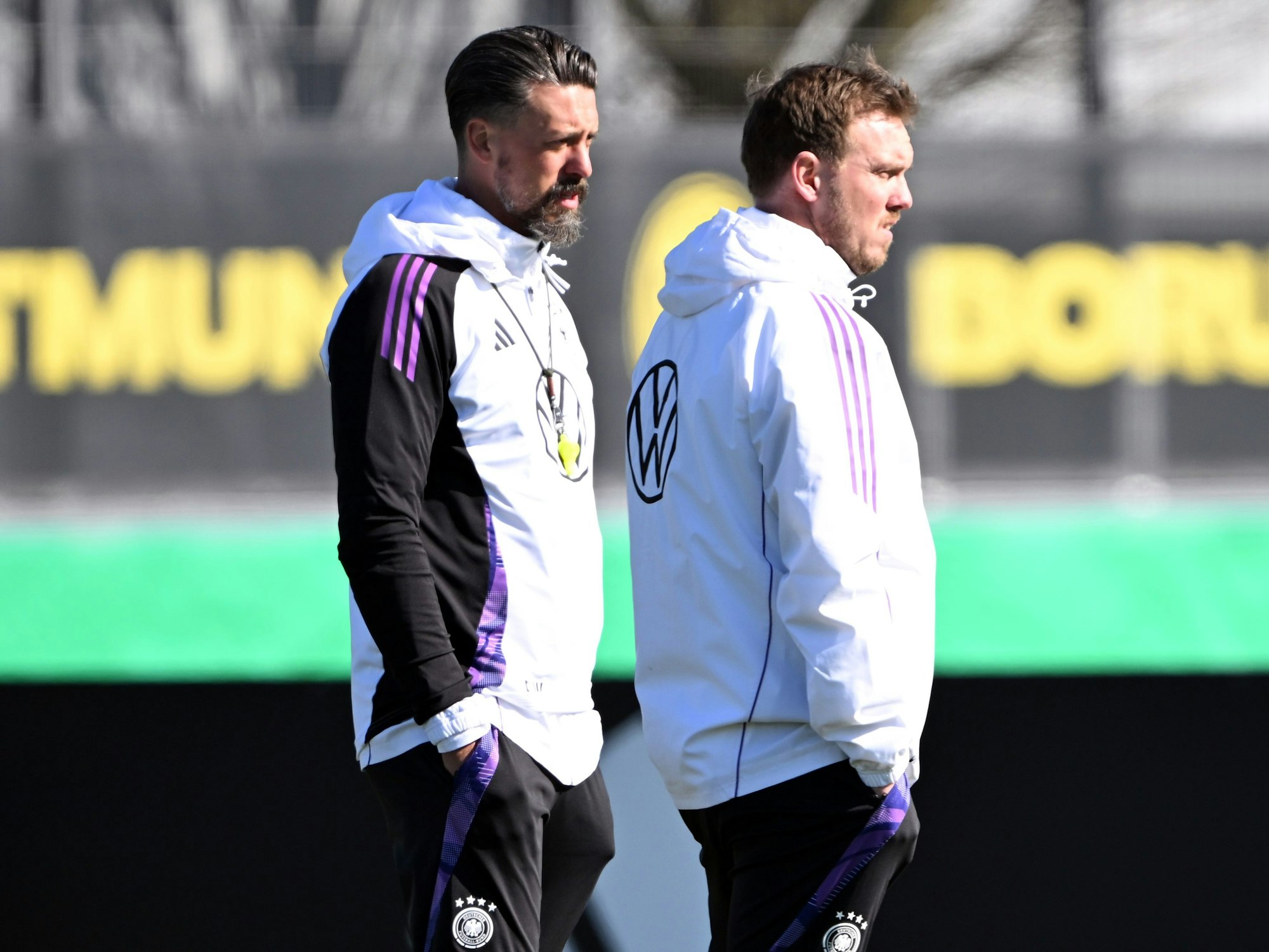 Sandro Wagner, Assistenztrainer Deutschland (l) und Bundestrainer Julian Nagelsmann (r) sprechen miteinander.