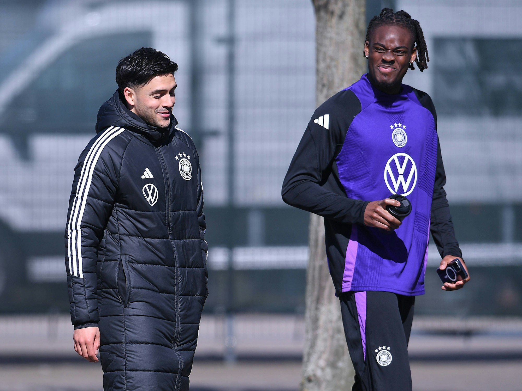 Yann Bisseck und Nadiem Amiri scherzen vor dem Training.