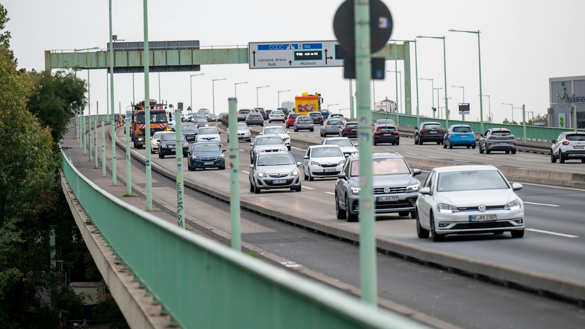 Blick auf die Kölner Zoobrücke. Hier soll in Zukunft wieder geblitzt werden.