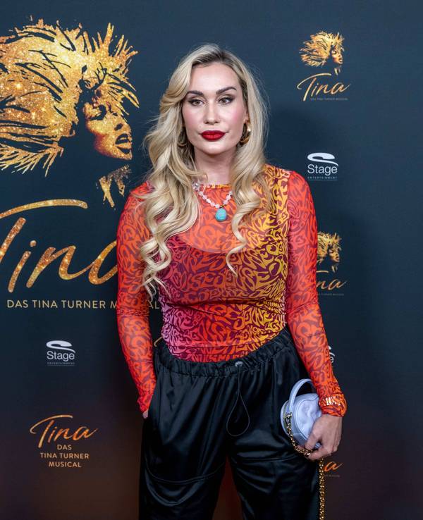 Sarah Bora auf dem roten Teppich bei einer Musical-Veranstaltung.