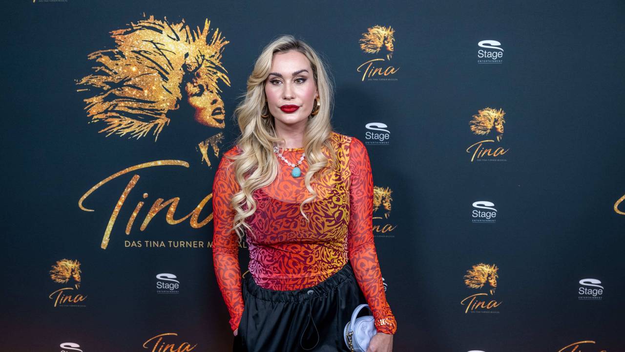 Sarah Bora auf dem roten Teppich bei einer Musical-Veranstaltung.