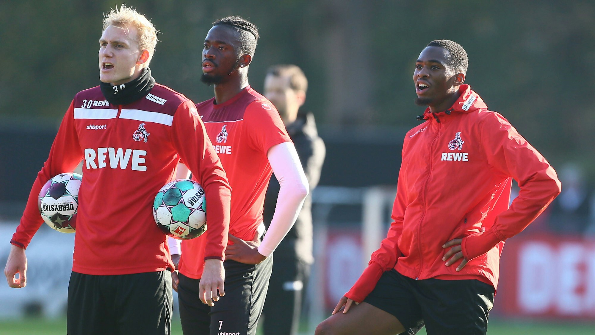 Frederik Sörensen (l.), Tolu Arokodare (M.) und Kingsley Ehizibue beim Training