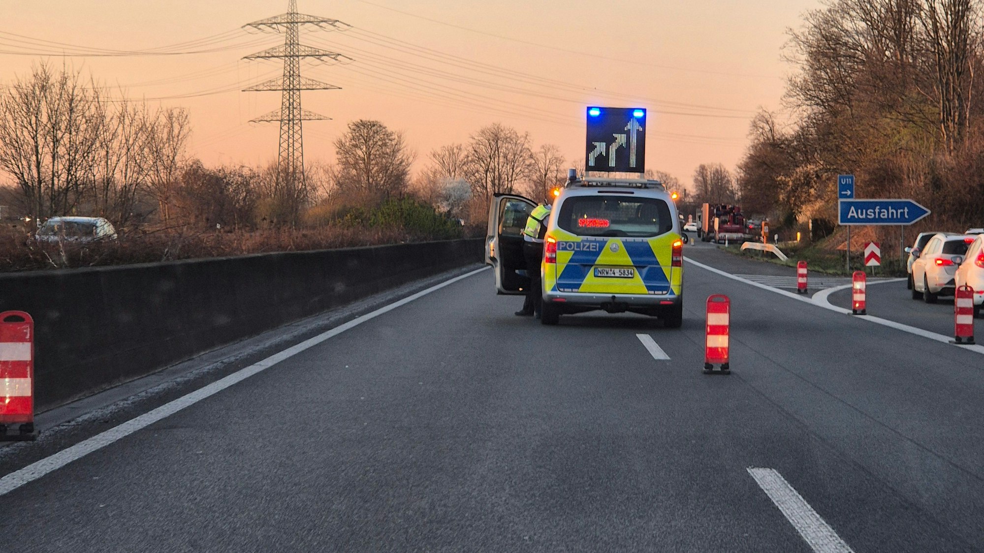Die Polizei leitet den Verkehr von der Autobahn.